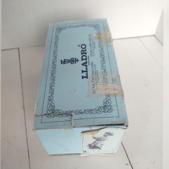 Lladro Pajama Manicurist porcelain girl with nail polish figurine w box - Picture 4 of 7